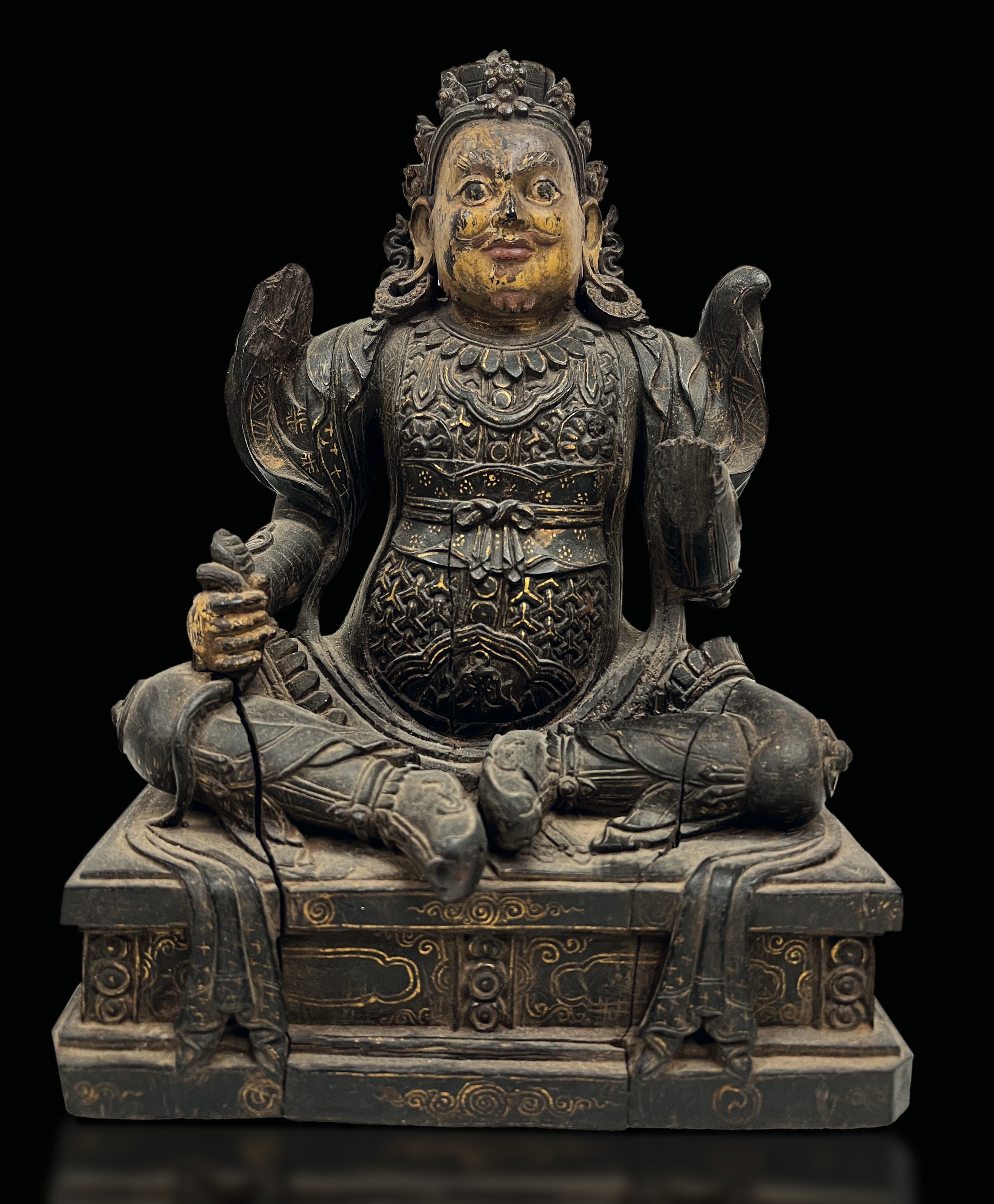 Coppia di Statue Raffiguranti Guerrieri Scolpita in Legno di Zitan con Tracce di Doratura e Motiv...