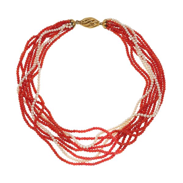 Collana a più fili di coralli e piccole perle coltivate