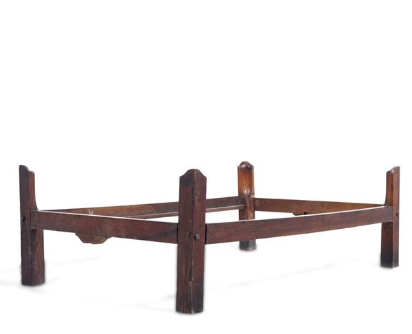 Letto a cartoccio in legno intagliato. XVIII-XIX secolo