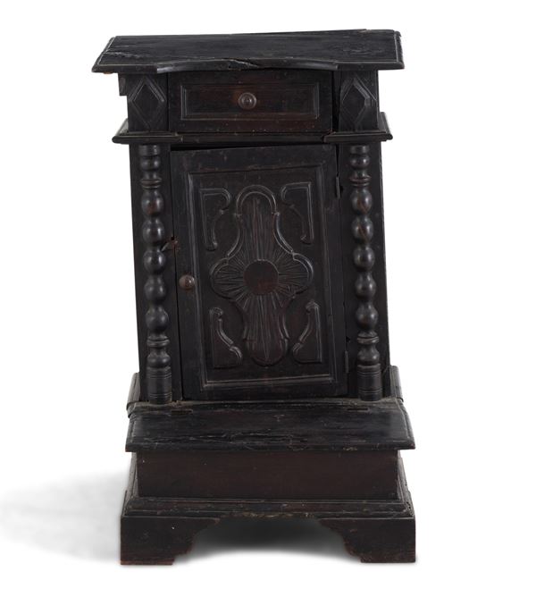 Inginocchiatoio in legno intagliato. Elementi antichi