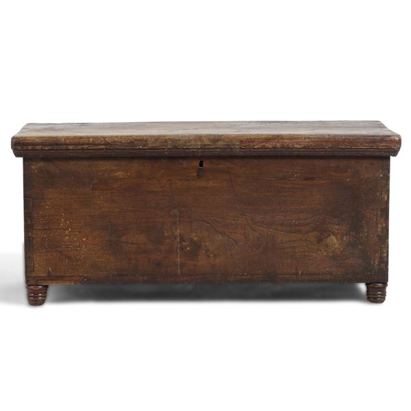 Piccola cassapanca in legno. XIX secolo