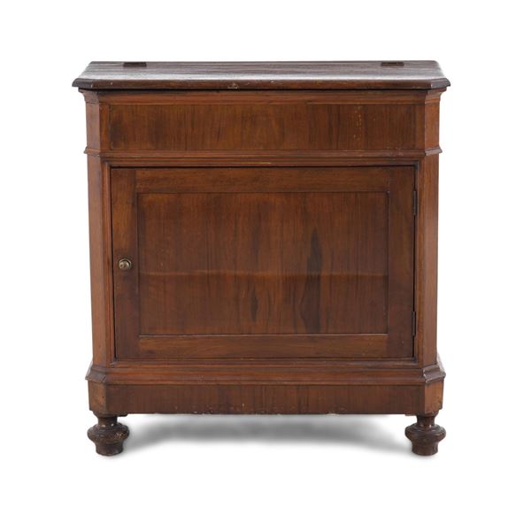 Piccola credenza in legno. Fine XIX-inizi XX secolo