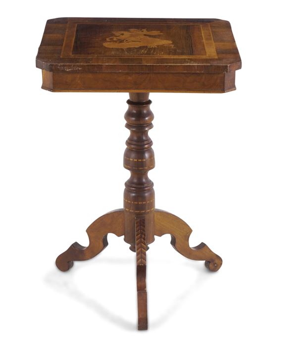 Tavolino in legno lastronato, filettato e intarsiato. XIX secolo