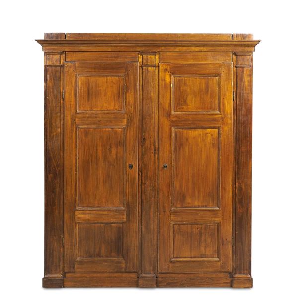 Armadio in legno a due ante. XIX secolo