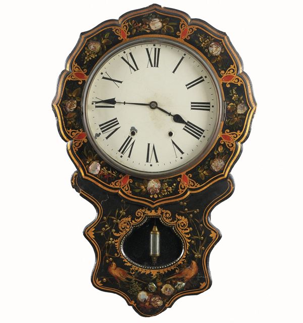 Pendola da muro in legno ebanizzato e dipinto e dorato. XIX-XX secolo