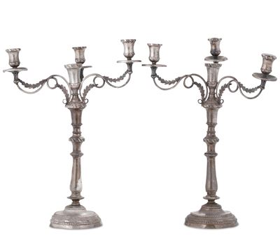 Coppia di Candelieri in Metallo Argentato. XIX-XX Secolo