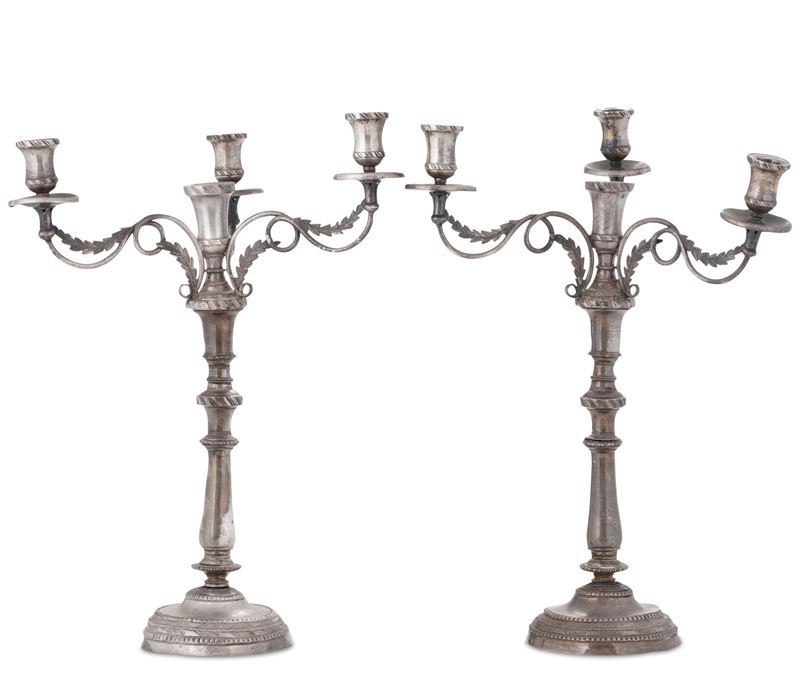 Coppia di candelieri in metallo argentato. XIX-XX secolo  - Asta Antiquariato - Cambi Casa d'Aste