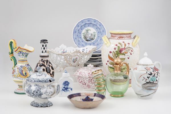 Miscellanea di oggetti in ceramica e vetro. XX secolo