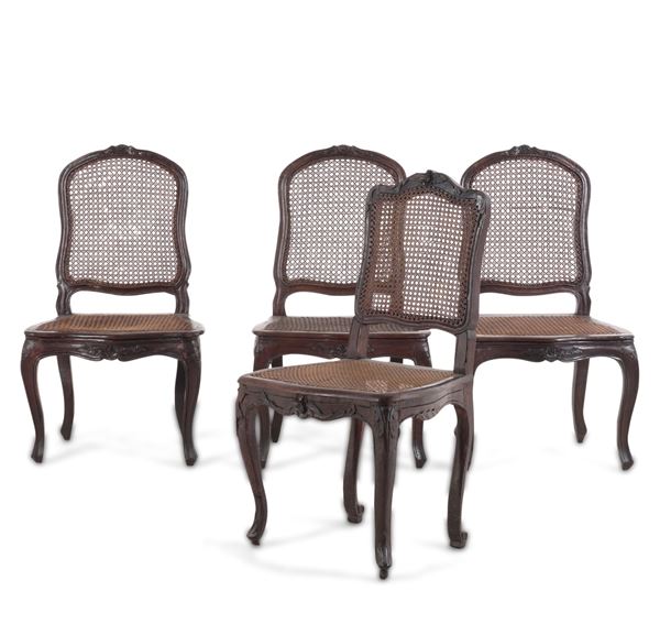 Gruppo di tre sedie e una diversa Luigi XV in legno intagliato. XVIII secolo