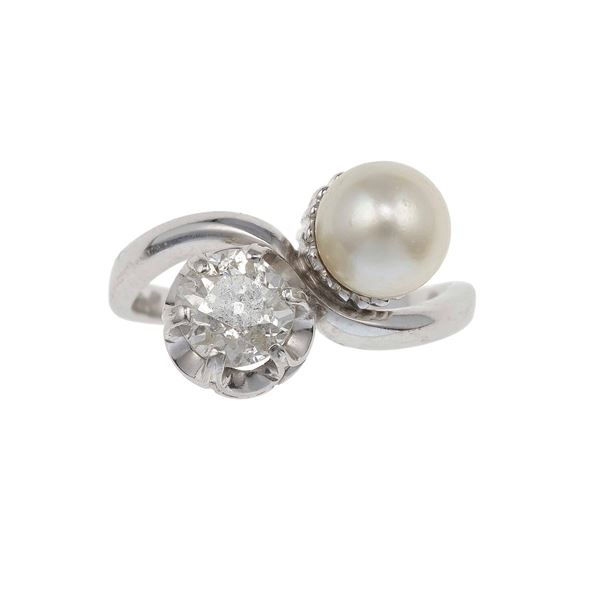 Anello contrariè con perla coltivata e diamante di vecchio taglio di ct 0.60 circa