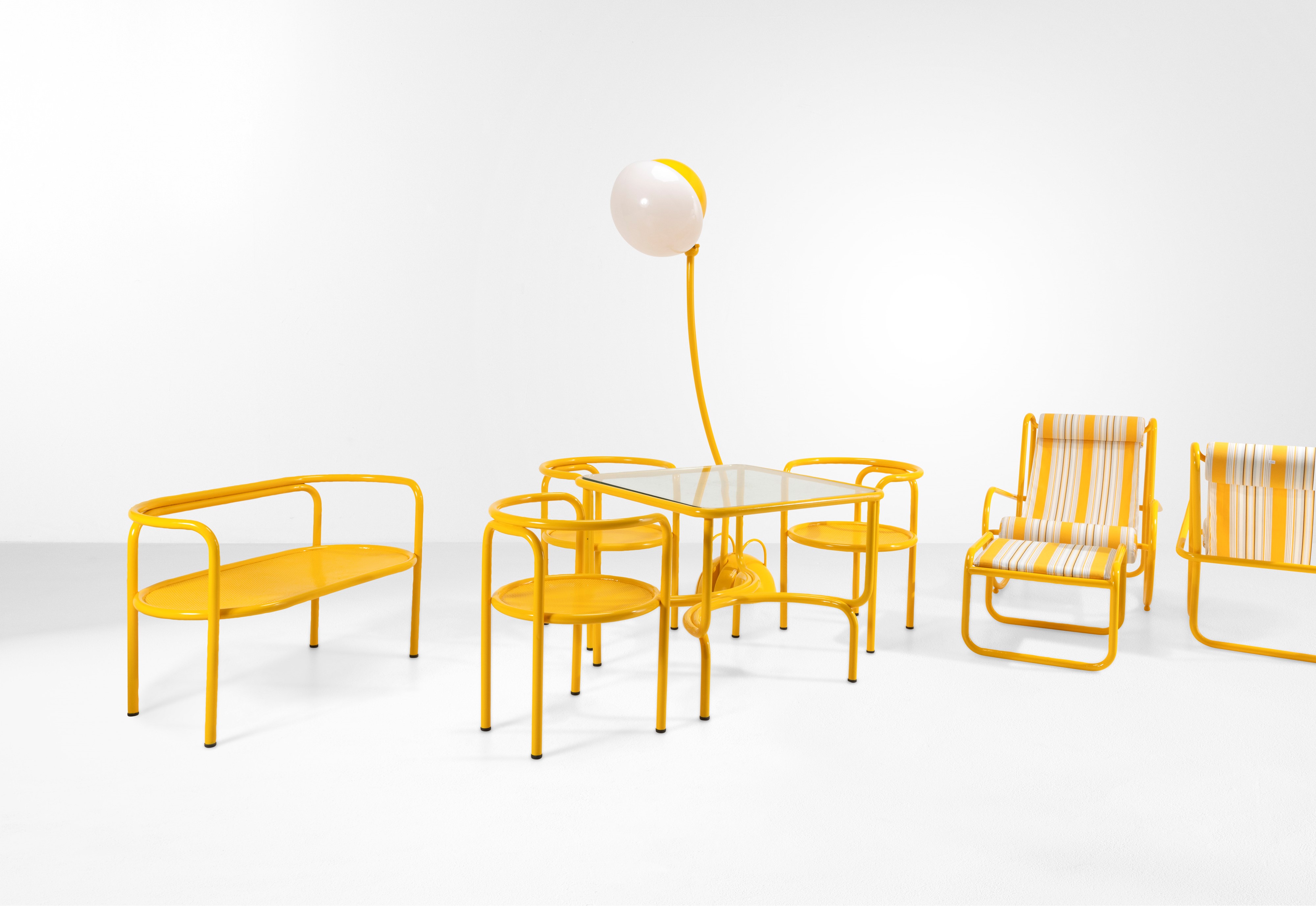 Gae Aulenti - Un Tavolo e Sei Sedie della Serie Locus Solus.