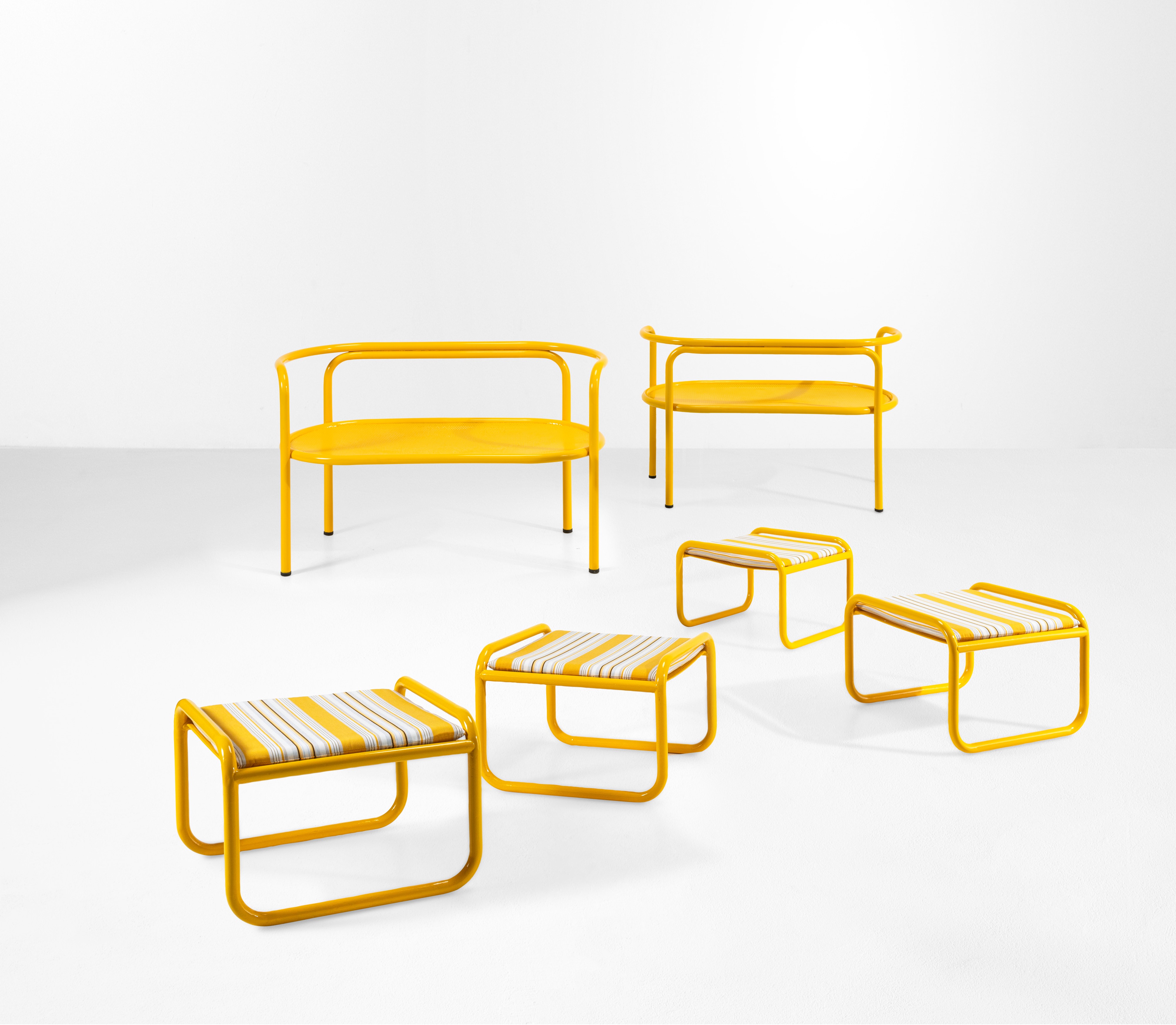Gae Aulenti - Set di Due Panchine e Quattro Pouf della Serie Locus Solus.