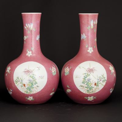 Coppia di Vasi in Porcellana a Fondo Rosa con Fiori Entro Riserve, Cina, Repubblica, Marchio Apoc...