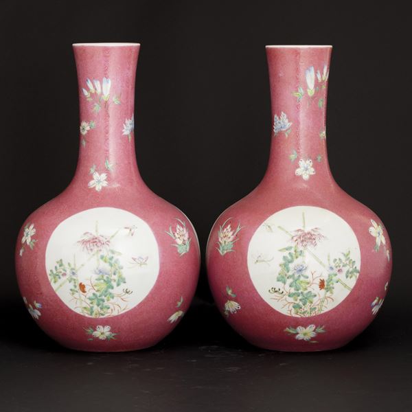 Coppia di vasi in porcellana a fondo rosa con fiori entro riserve, Cina, Repubblica, marchio apocrifo Qianlong (1736-1796)