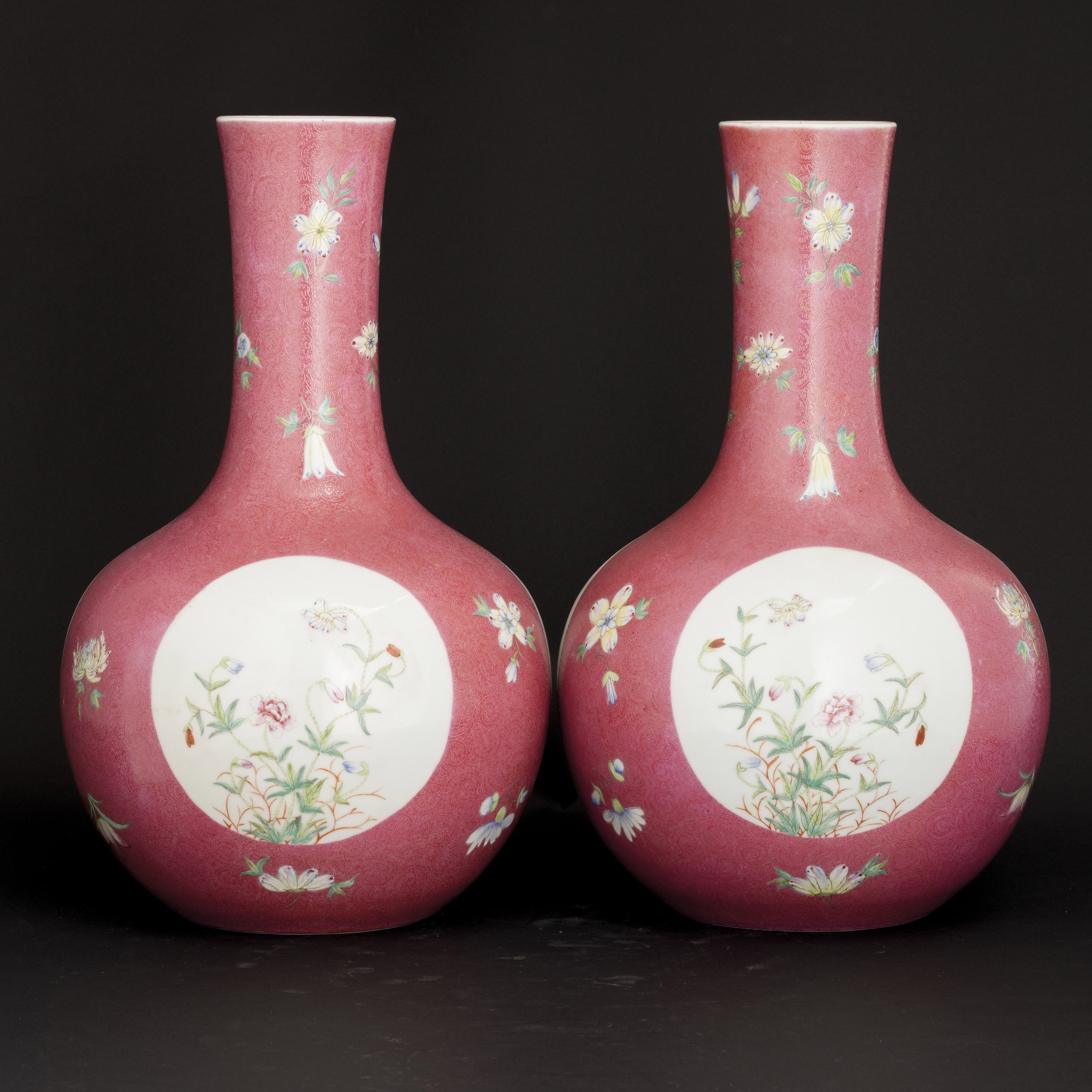 Coppia di Vasi in Porcellana a Fondo Rosa con Fiori Entro Riserve, Cina, Repubblica, Marchio Apoc...