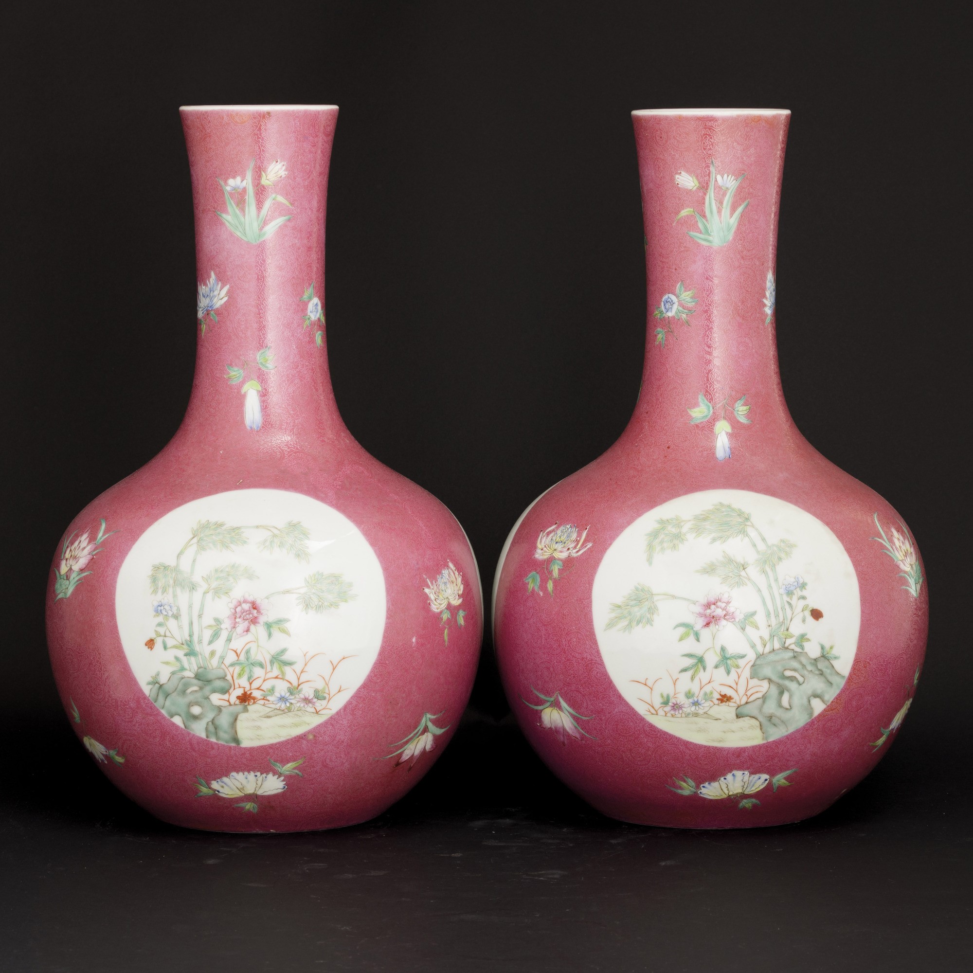 Coppia di Vasi in Porcellana a Fondo Rosa con Fiori Entro Riserve, Cina, Repubblica, Marchio Apoc...