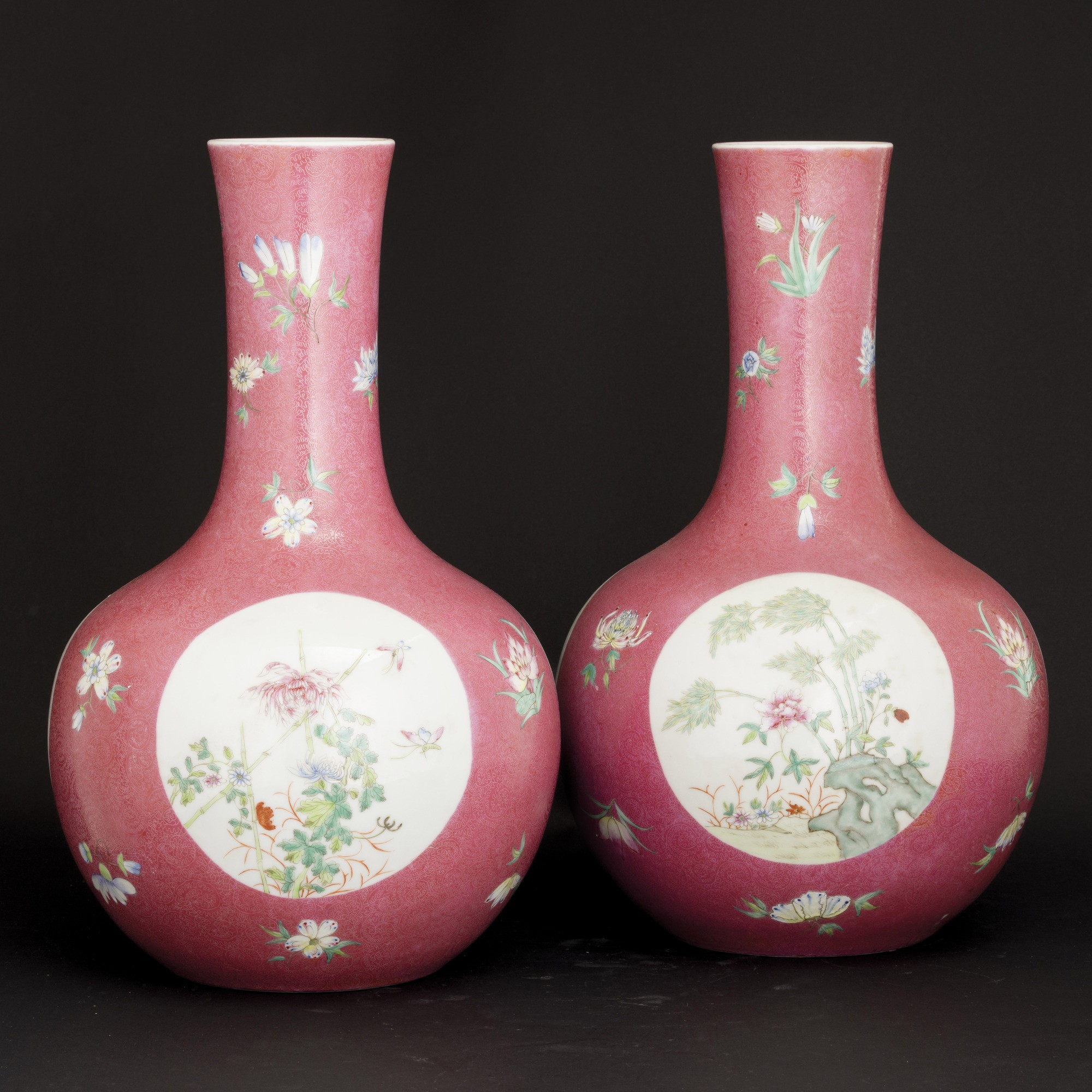Coppia di Vasi in Porcellana a Fondo Rosa con Fiori Entro Riserve, Cina, Repubblica, Marchio Apoc...