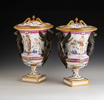 Coppia di Vasi da Parata con Coperchi.parigi, Manifattura di Sèvres (attribuzione), 1780-1790