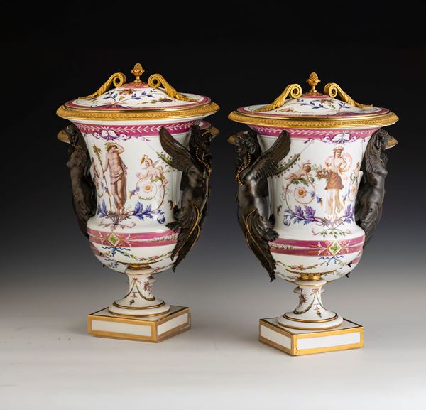Coppia di vasi da parata con coperchi. Parigi, Manifattura di Sèvres (attribuzione), 1780-1790