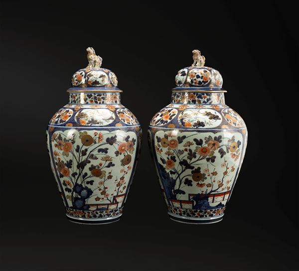 Coppia di potiches in porcellana Imari. Giappone, prima metà XVIII secolo