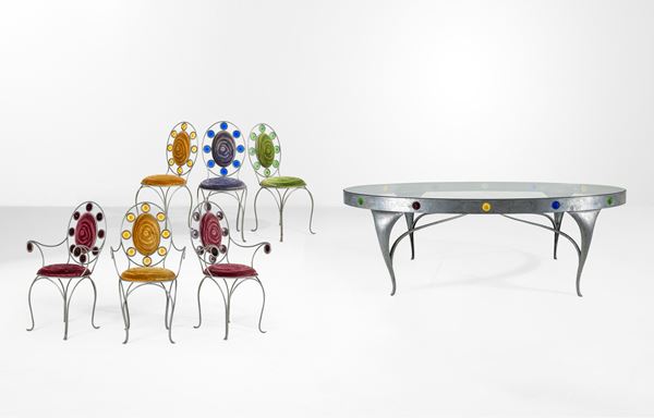 Tavolo, tre poltrone e tre sedie.