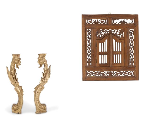 Una grata in legno intagliato con finestrella a doppia anta e due elementi in legno intagliato e dorato