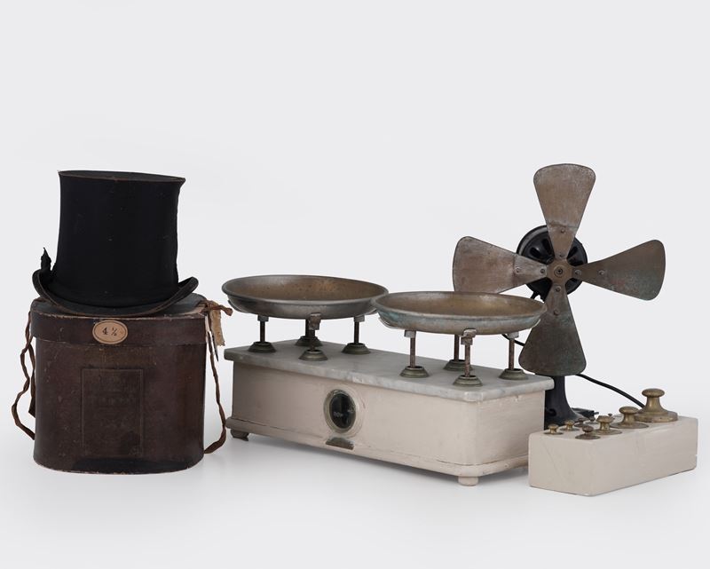 Una bilancia con base per i pesi (alcuni mancanti), un ventilatore, un cilindro entro custodia. XX secolo  - Asta Antiquariato - Cambi Casa d'Aste