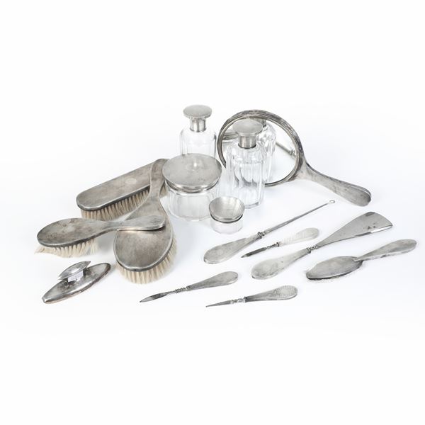 Servizio da toilette. Argenteria italiana del XX secolo