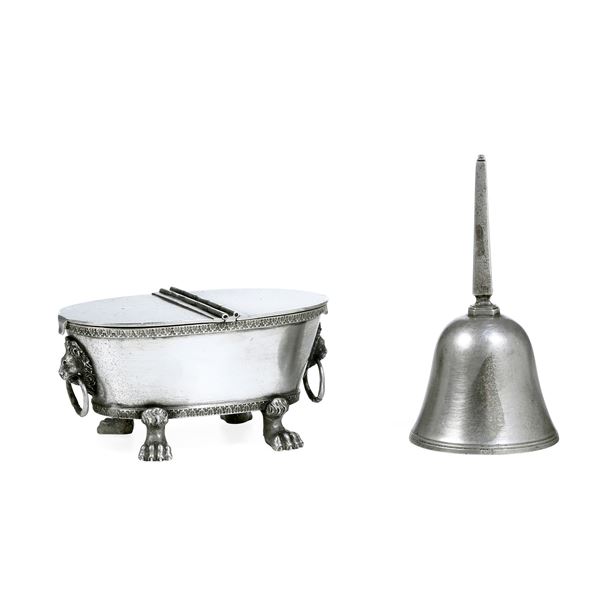Probabilmente Roma, XVIII-XIX secolo Campanello con marchi del maestro argentiere Vincenzo Coaci (1782-1799) Saliera apparentemente priva di punzonatura Saliera e campanello neoclassici