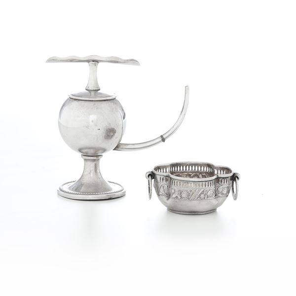 Una stoppiniera e una ciotolina biansata in metallo argentato. XX secolo