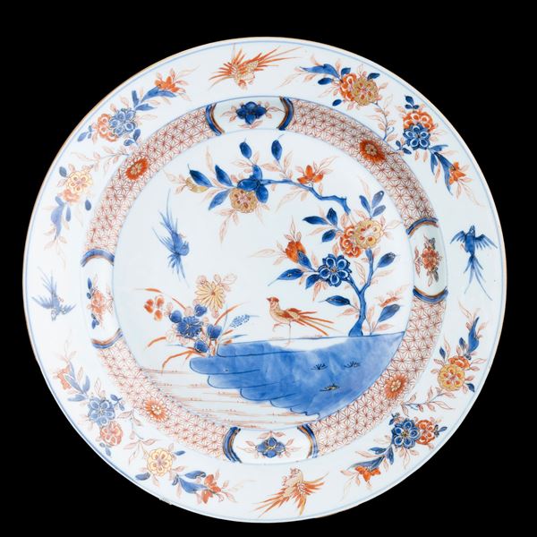 Piatto in porcellana Imari a soggetto naturalistico, Giappone, periodo Meiji (1868-1912)
