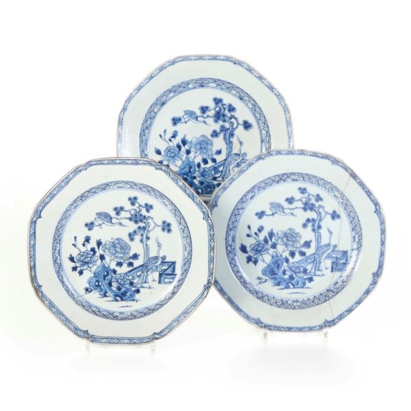 Lotto composto da tre piatti in porcellana bianca e blu con decori a motivi floreali, Cina, Dinastia Qing, XIX secolo