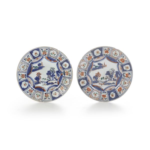 Lotto composto da tre piatti in porcellana stile Imari, Cina, Dinastia Qing, XIX secolo