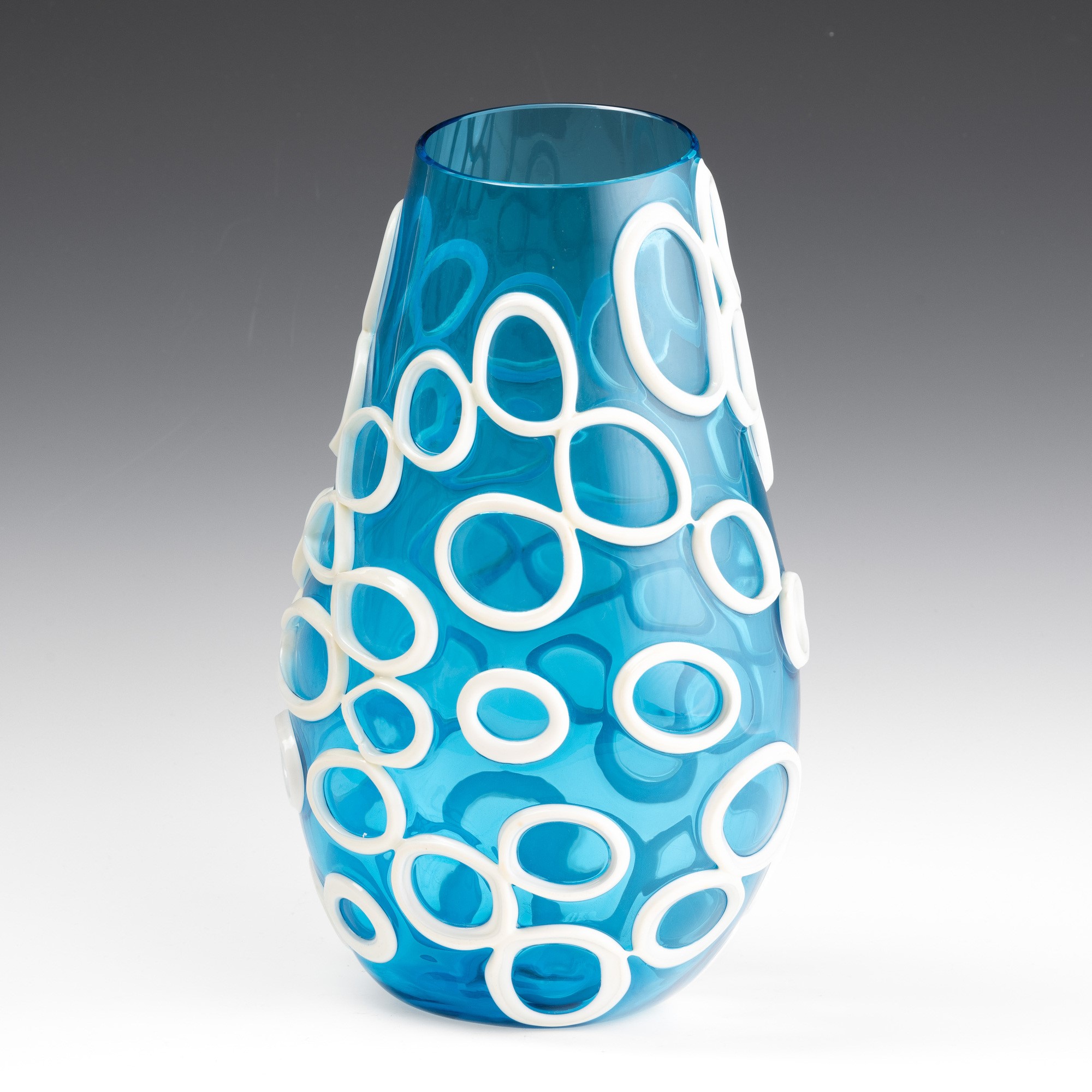 Emmanuel Babled - Vaso “Kyklos” (Murano 2002) in vetro soffiato blu con applicazioni in lattimo a...