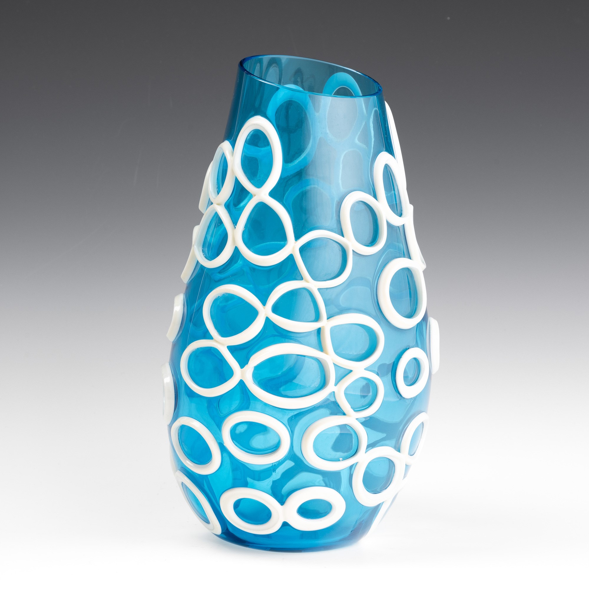 Emmanuel Babled - Vaso “Kyklos” (Murano 2002) in vetro soffiato blu con applicazioni in lattimo a...