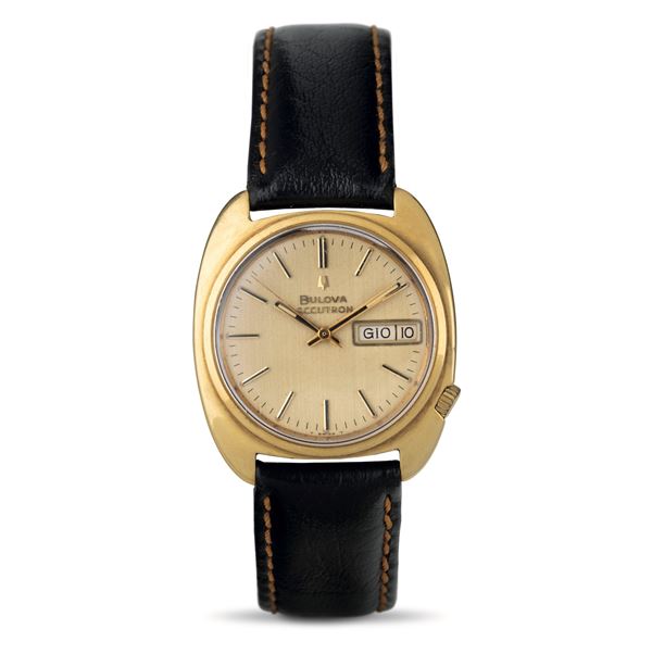 Bulova - Accutron tonneau in oro giallo 18k, quadrante champagne con datario al tre, movimento a diapason, 33x35 mm