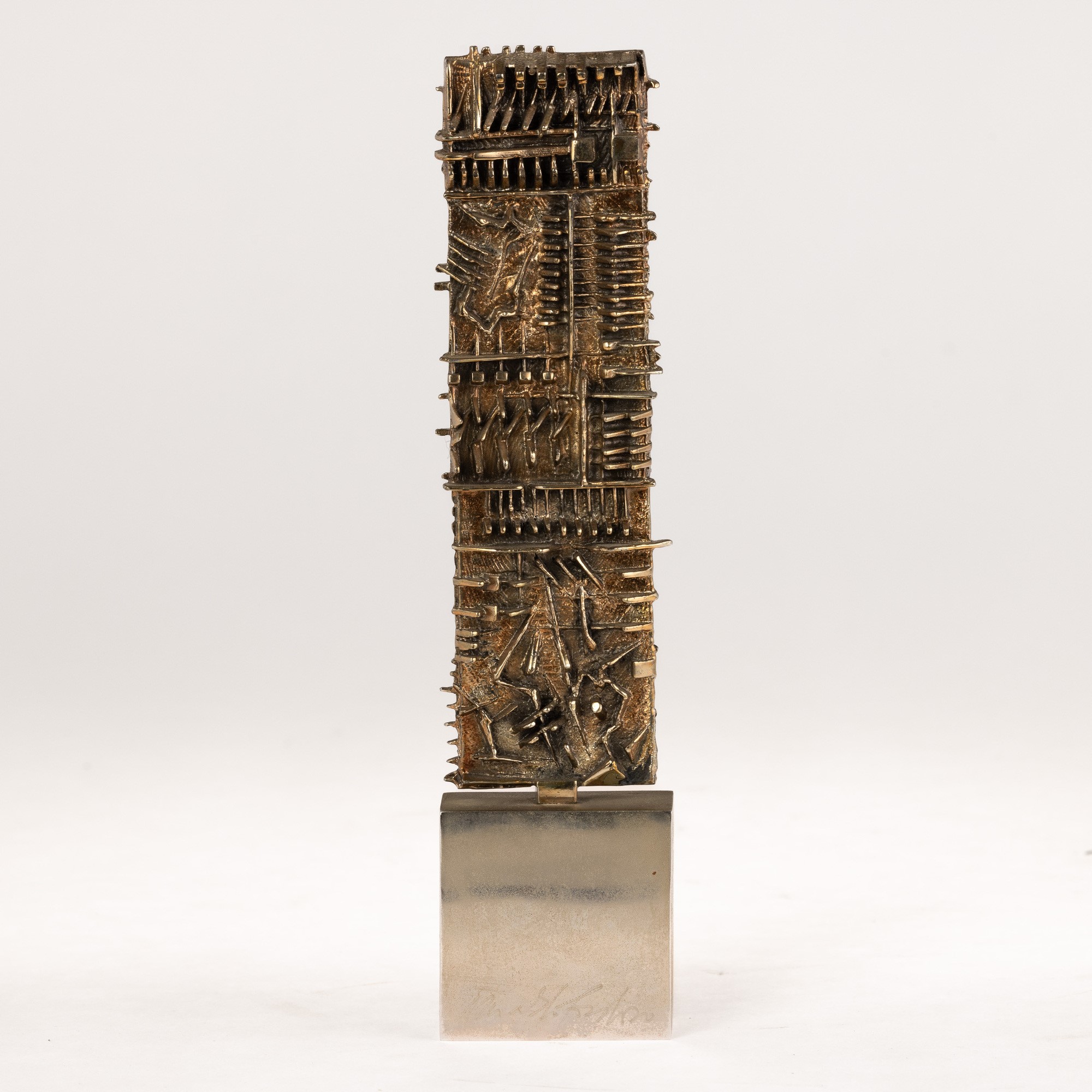 Arnaldo Pomodoro - Stele per Olivetti Finfactoring, scultura in bronzo dorato