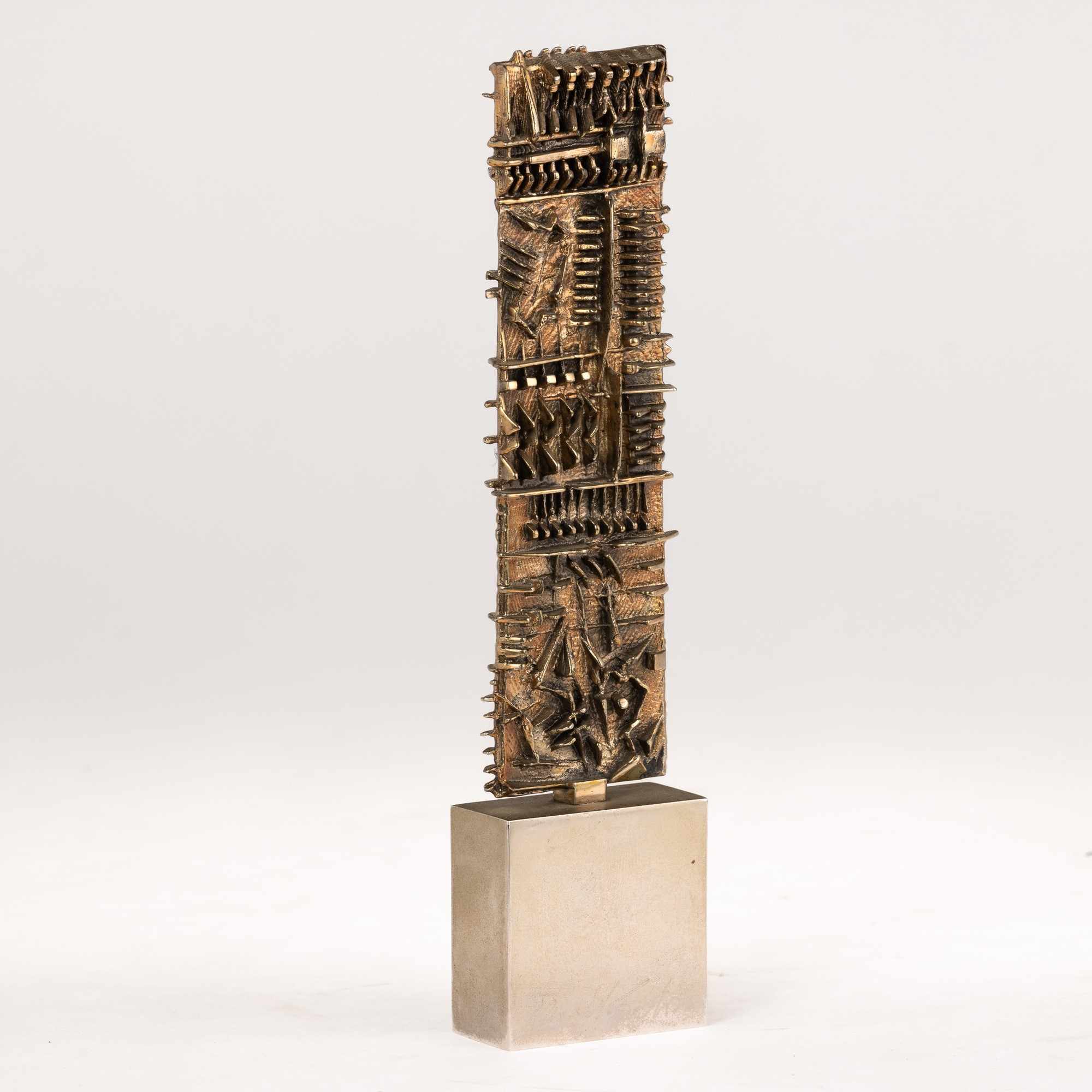 Arnaldo Pomodoro - Stele per Olivetti Finfactoring, scultura in bronzo dorato