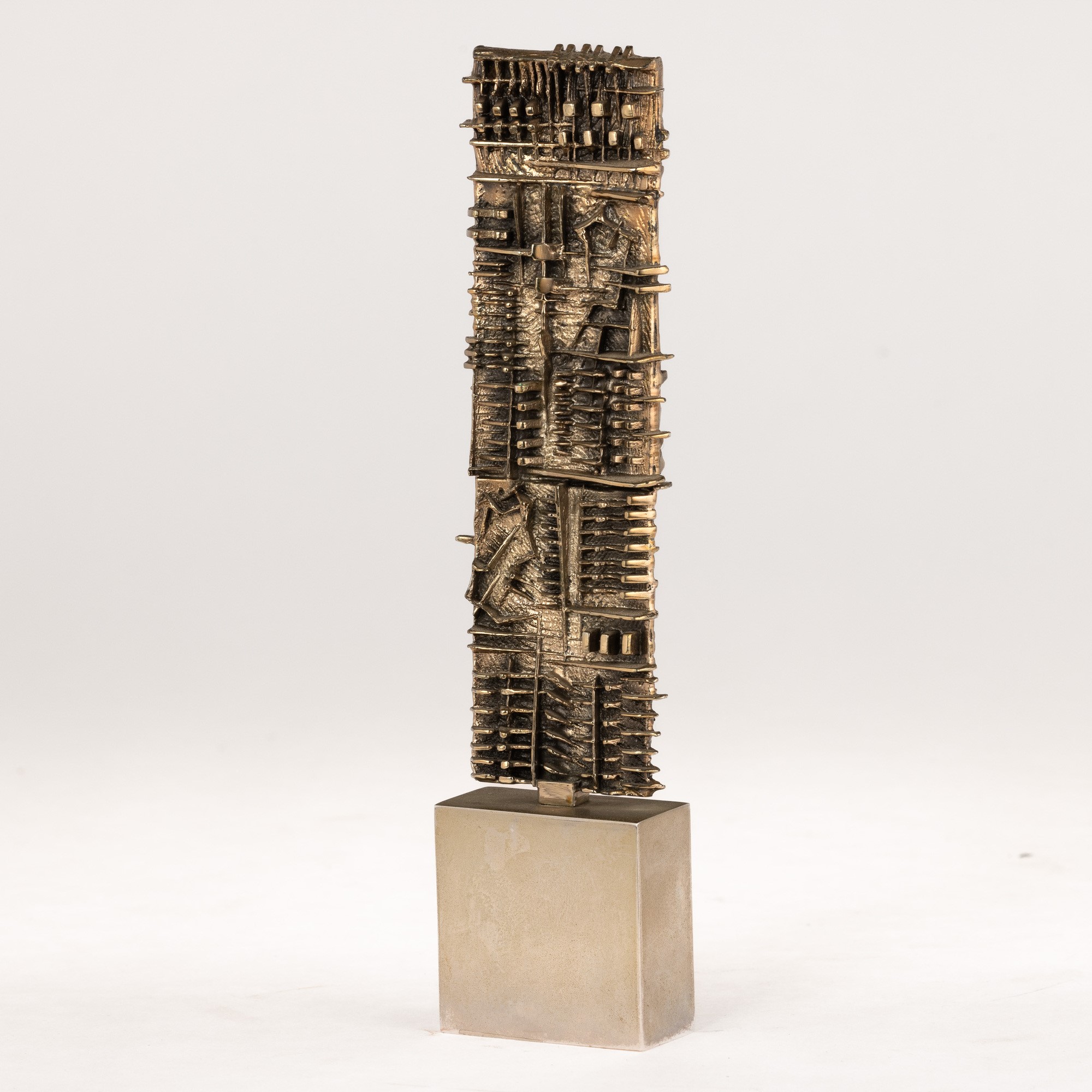Arnaldo Pomodoro - Stele per Olivetti Finfactoring, scultura in bronzo dorato