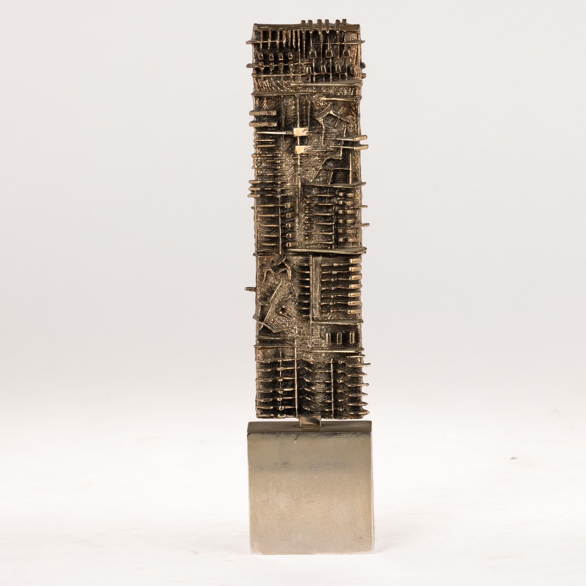 Arnaldo Pomodoro - Stele per Olivetti Finfactoring, scultura in bronzo dorato