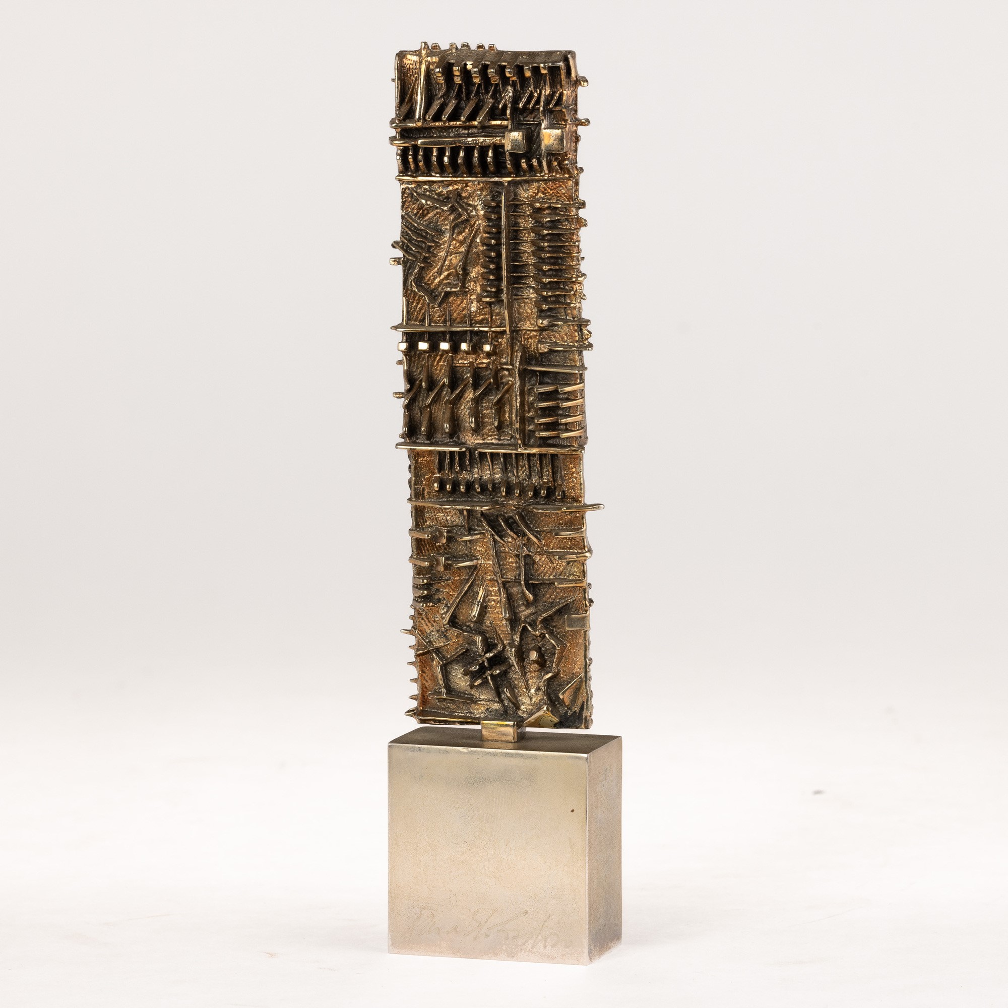 Arnaldo Pomodoro - Stele per Olivetti Finfactoring, scultura in bronzo dorato