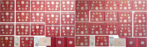 Vaticano. 24 divisionali FdC dal 1963 al 1978, una moneta da 1000 Lire, 2 monete da 500 Lire Sede Vacante e un dittico da 5 + 10 Lire Sede Vacante 1939 in bustina.  