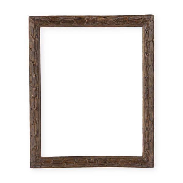 Cornice rettangolare in legno intagliato con tracce di doratura. XVIII secolo