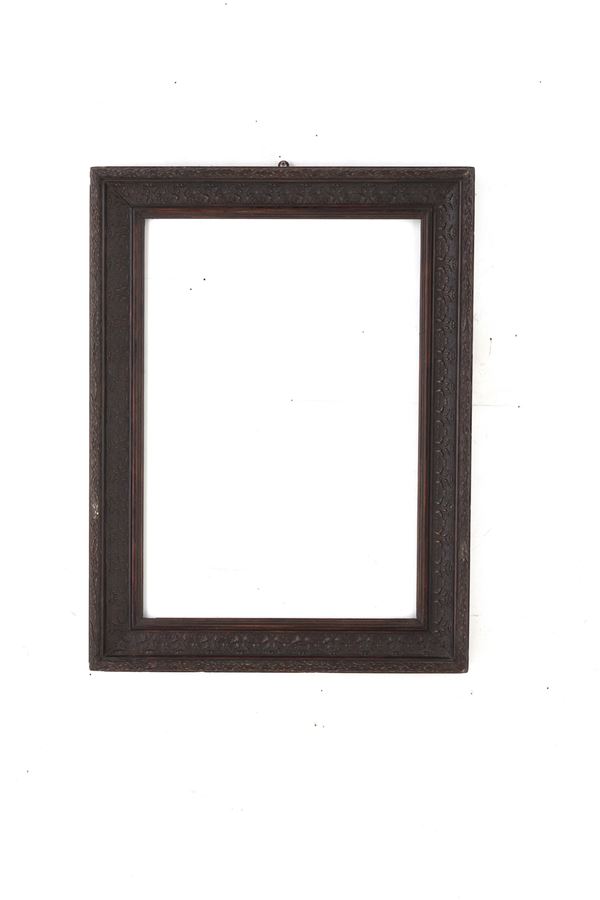 Cornice in stile in legno intagliato e pastiglia