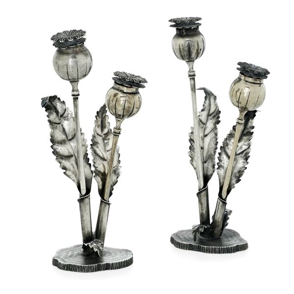 Coppia di saliere e pepiere a foggia di fiori. Argenteria artistica milanese del XX secolo. Argentiere Ilario Pradella per Maison Mario Buccellati
