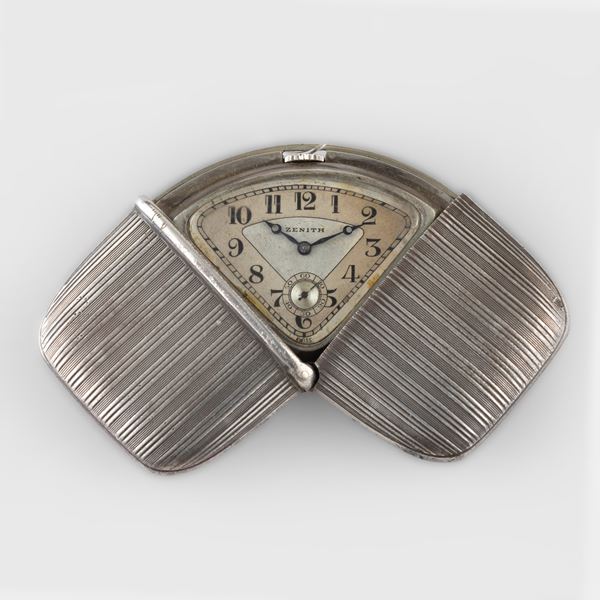 Orologio da borsetta con cassa decorata, quadrante triangolare argentè bitonale con lancette Breguet<BR>36x53 mm chiuso