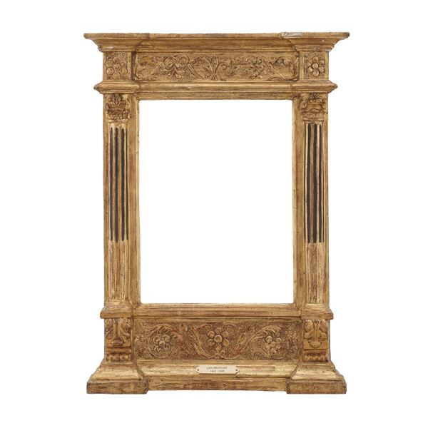 Cornice a tabernacolo in legno intagliato, dorato e bulinato. XX secolo