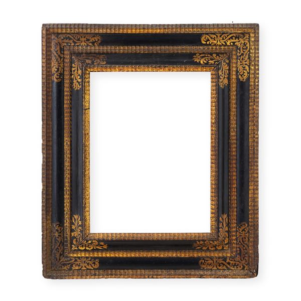 Cornice in legno ebanizzato e dorato. Lombardia XVIII secolo