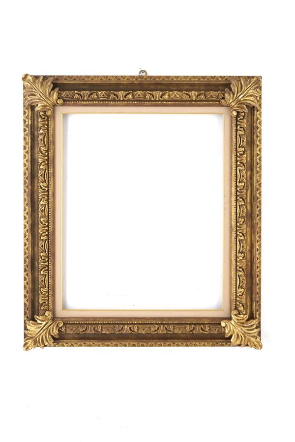 Cornice in legno intagliato e dorato, angoli scolpiti a foglie, XX secolo  cm 80x92,5, battuta cm 55,3x68,5, luce cm 53x66