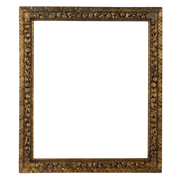 Cornice  in legno intagliato a frutti e foglie susseguenti. Piemonte XVII-XIX secolo